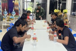 Un grupo de soldados camboyanos sentados frente a una mesa tras ser capturados por el Ejército de Tailandia, en el contexto del conflicto fronterizo entre ambos países.
EFE/EPA/THE ROYAL THAI ARMY / HANDOUT HANDOUT EDITORIAL USE ONLY/NO SALES