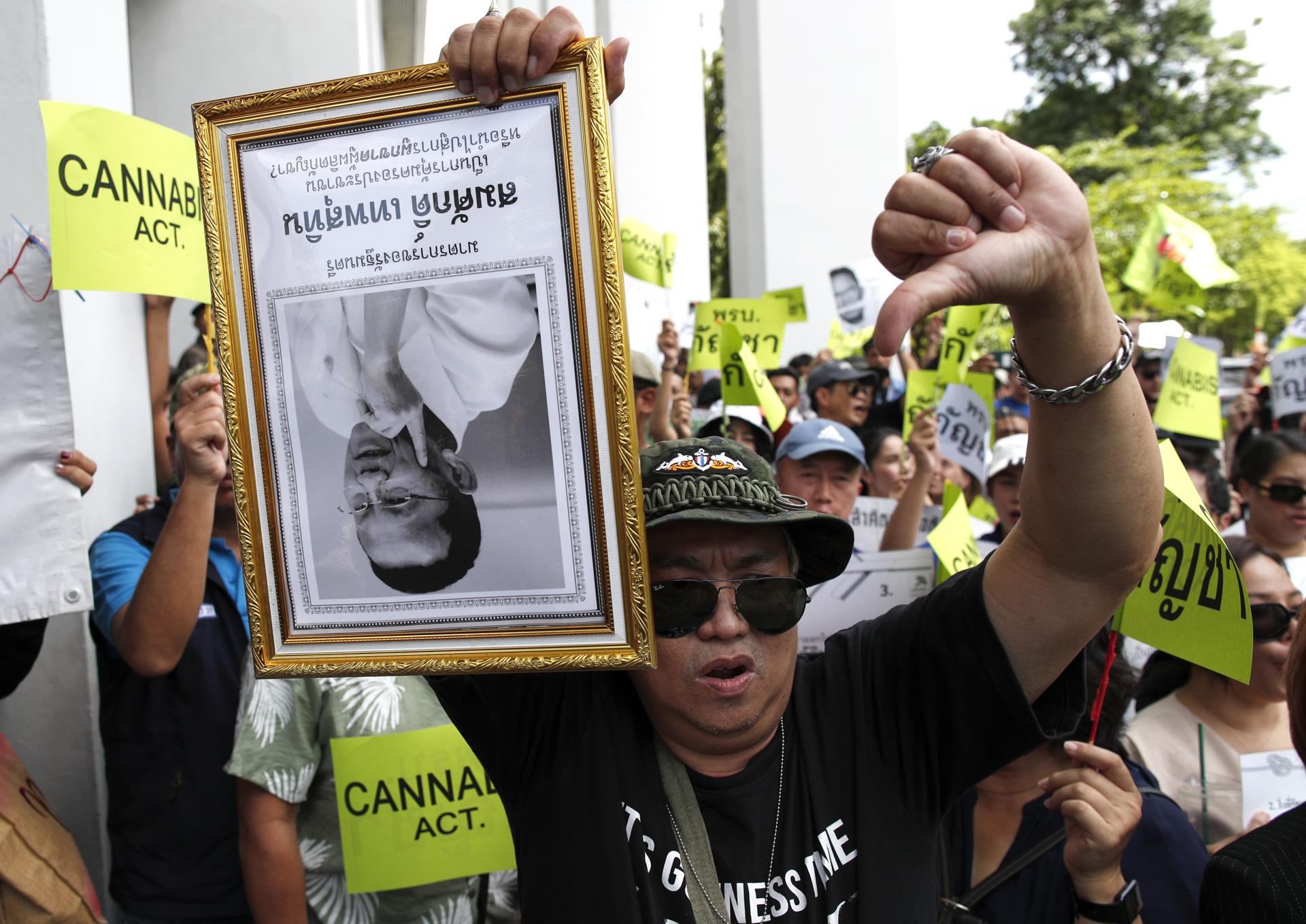 Nonthaburi (Thailand), 07/07/2025.- Marijuana advocates hold banners and shout slogans, including an upside-down photograph of Thai Public Health Minister Somsak Thepsuthin, during a rally protesting the government's restrictions on cannabis use at the Public Health Ministry in Nonthaburi province, on the outskirts of Bangkok, Thailand, 07 July 2025. Thailand's Public Health Ministry has officially restricted cannabis use to medical purposes only, issuing new regulations that limit sales to authorized doctors with prescriptions, ban automated and online sales, prohibit advertising, and establish no-sale zones to prevent recreational misuse. The Public Health Minister stated that the government currently has no timeline for reclassifying marijuana as a narcotic. (Protestas, Tailandia) EFE/EPA/RUNGROJ YONGRIT