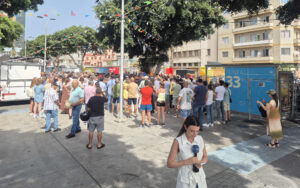 Concentración convocada en el barrio de La Isleta, en Las Palmas de Gran Canaria, por colectivos anti inmigración, para protestar por el suceso en el que resultó con graves quemaduras una menor de 17 años. Se trata de un incidente bajo investigación judicial, que ocurrió en ese mismo barrio el 16 de julio y por el que ha sido detenido un joven marroquí de 20 que había llegado hace mes y medio en patera a Canarias. EFE/Cristina Díaz de Aguilar