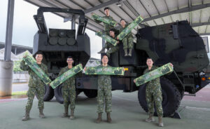 Imagen tomada el 17/06/2025 pero difundida este martes del presidente de Taiwán, William Lai, mientras se reúne con un grupo de soldados antes del inicio de los ejercicios militares Han Kuang, unas maniobras a gran escala en las que el Ejército taiwanés simulará una "guerra total" con China. EFE/ Wang Yu Ching/Oficina Presidencial De Taiwán SOLO USO EDITORIAL/SOLO DISPONIBLE PARA ILUSTRAR LA NOTICIA QUE ACOMPAÑA (CRÉDITO OBLIGATORIO)