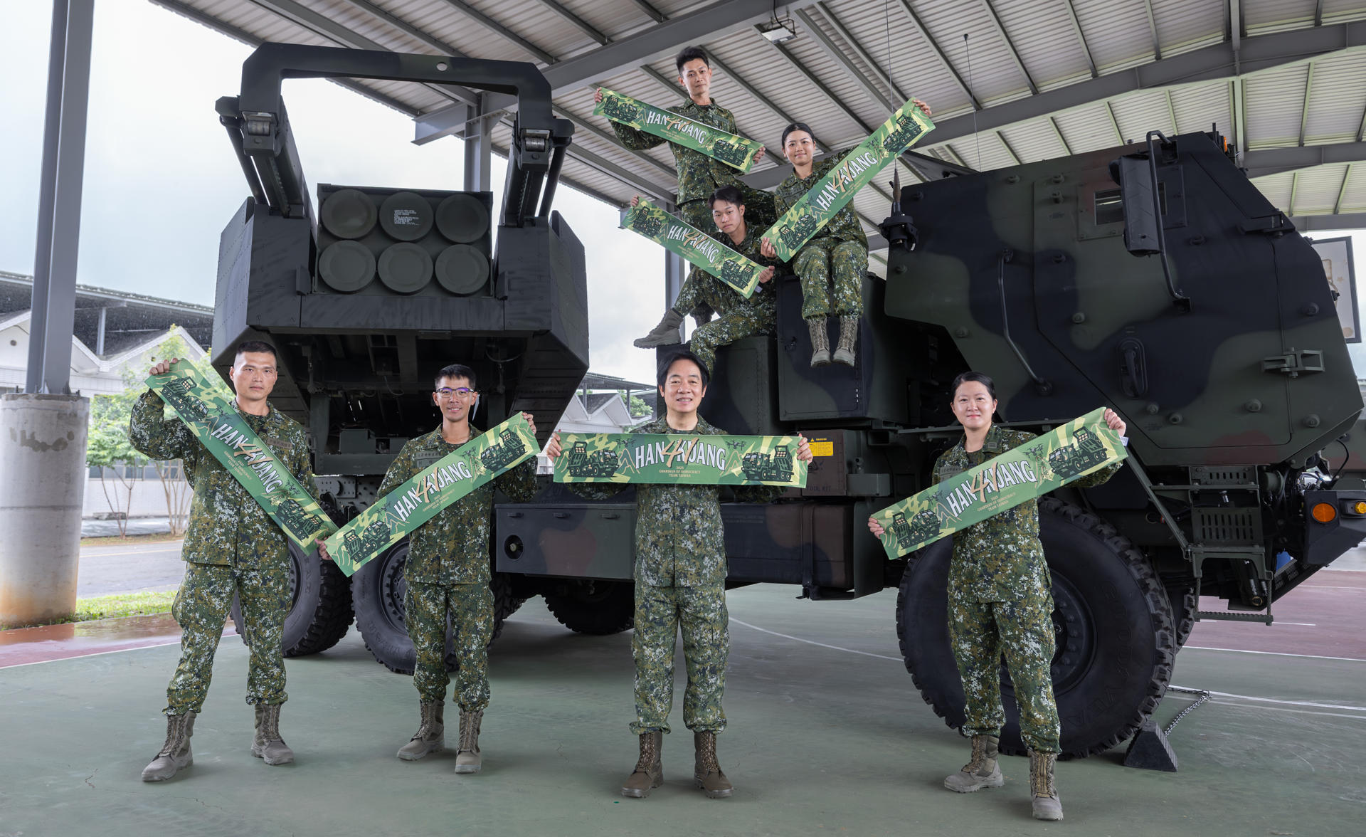 Imagen tomada el 17/06/2025 pero difundida este martes del presidente de Taiwán, William Lai, mientras se reúne con un grupo de soldados antes del inicio de los ejercicios militares Han Kuang, unas maniobras a gran escala en las que el Ejército taiwanés simulará una "guerra total" con China. EFE/ Wang Yu Ching/Oficina Presidencial De Taiwán SOLO USO EDITORIAL/SOLO DISPONIBLE PARA ILUSTRAR LA NOTICIA QUE ACOMPAÑA (CRÉDITO OBLIGATORIO)