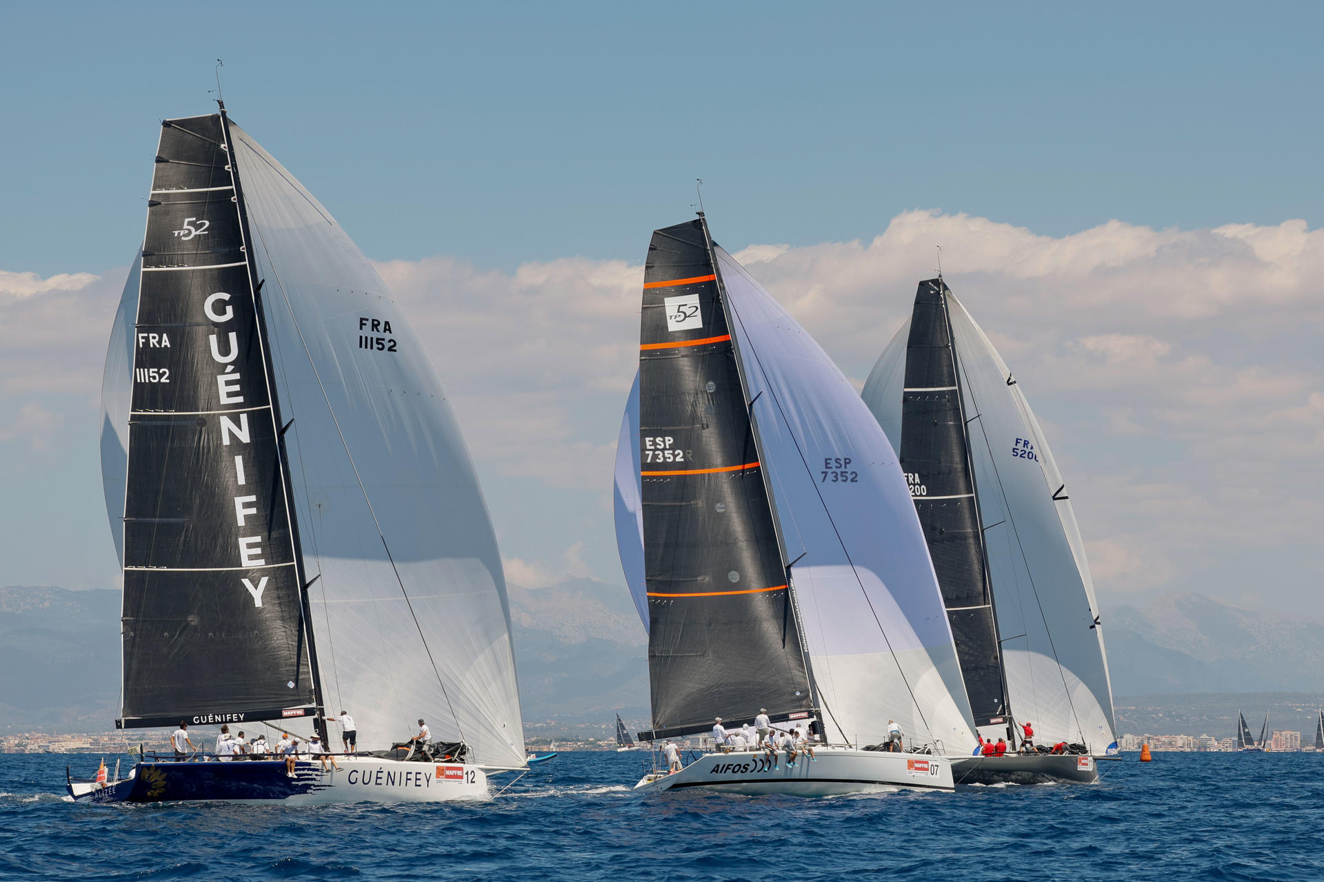 Los barcos, este jueves durante la tercera regata de la 43 Copa del Rey Mapfre de vela que se disputa en aguas de la bahía de Palma. EFE/Ballesteros