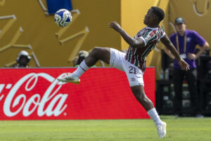 El colombiano Jhon Arias, de Fluminense, controla un balón este martes en la semifinal del Mundial de Clubes ante Chelsea en el estadio MetLife de Nueva York. EFE/Ángel Colmenares