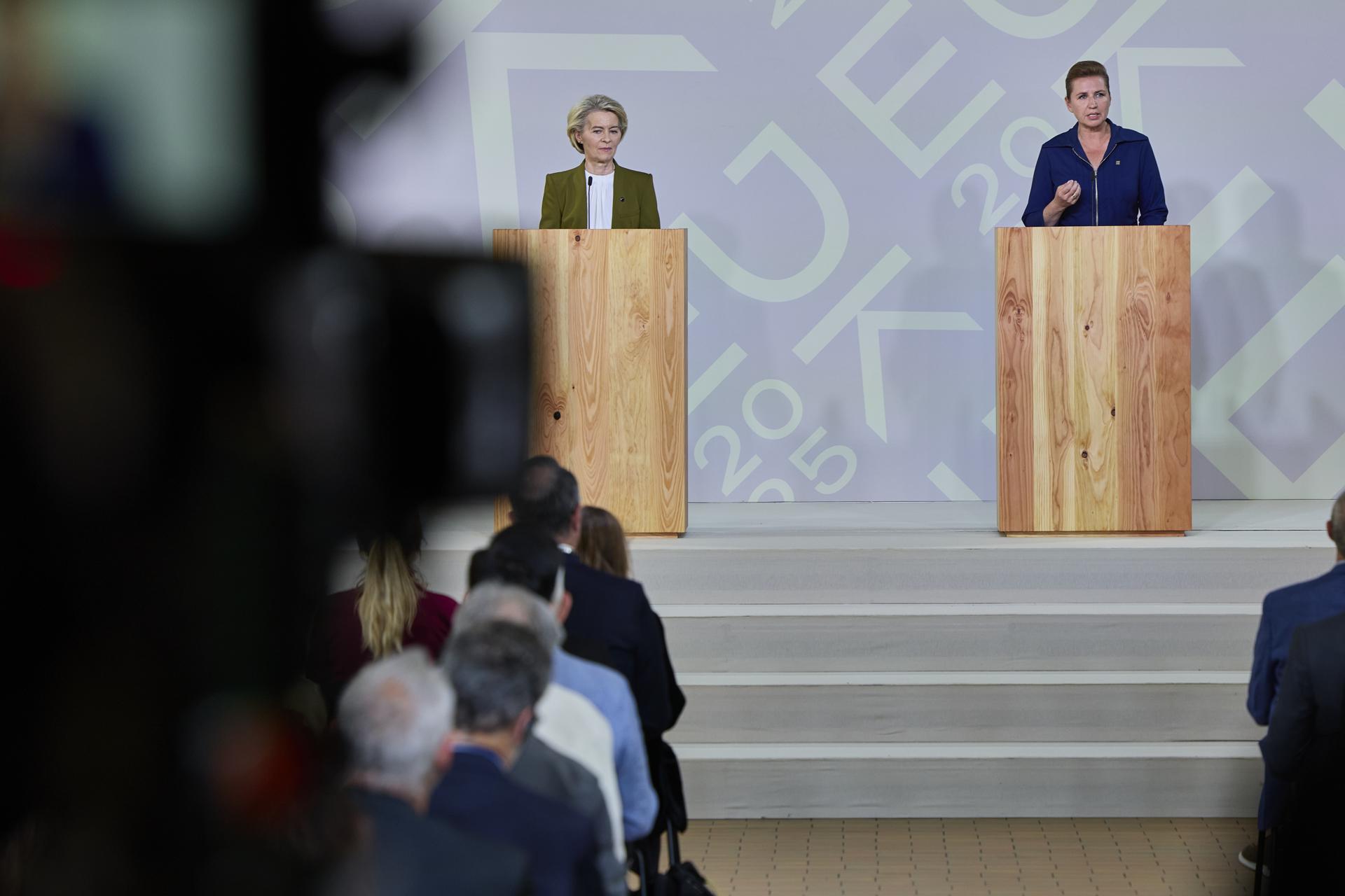 La presidenta de la Comisión Europea (CE), Ursula von der Leyen (iz), en una rueda de prensa junto a la primera ministra de Dinamarca, Mette Frederiksen, tras la reunión celebrada hoy en Aarhus entre los comisarios europeos y los ministros del Gobierno danés.  EFE/EPA/Mikkel Berg Pedersen DENMARK OUT

