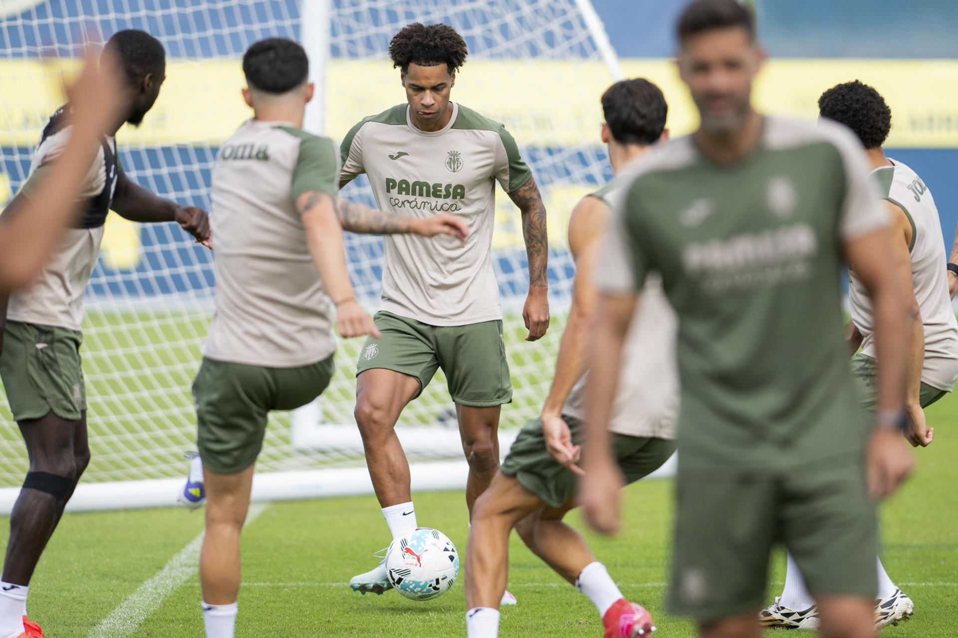 El jugador del Villarreal, Tajon Buchanan, durante el entrenamiento realizado tras el acuerdo alcanzado con el Inter de Milán para el traspaso al club 'groguet' del internacional absoluto con la selección de Canadá, que ya estuvo cedido en el equipo amarillo en la segunda parte de la pasada campaña y que ha firmado un contrato hasta 2030. EFE/Andreu Esteban
