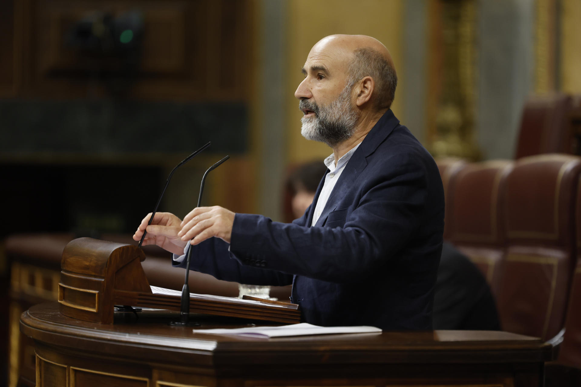 El portavoz de BNG Néstor Rego, interviene durante el pleno en el Congreso de los Diputados, este miércoles. EFE/ Mariscal