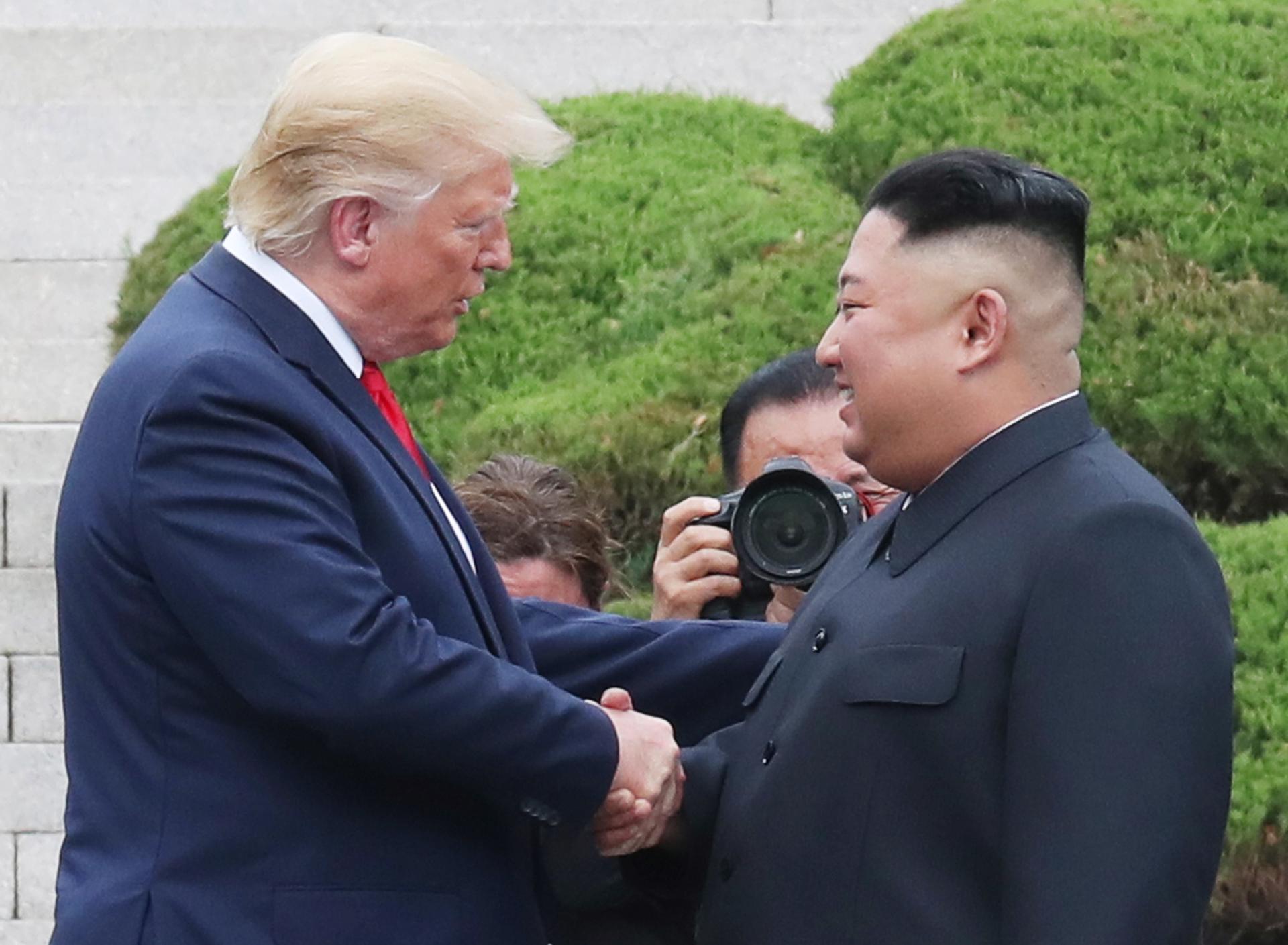 Fotografía del 30 de junio de 2019 que muestra un encuentro entre el presidente de EE.UU., Donald Trump, y el líder norcoreano, Kim Jong-un. EFE/EPA/YONHAP SOUTH KOREA OUT[SOUTH KOREA OUT]