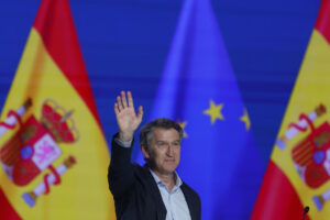 El líder del PP, Alberto Núñez Feijóo, interviene en la sesión de clausura del XXI Congreso Nacional de la formación este domingo en Madrid. Alberto Núñez Feijóo ha resultado reelegido presidente del partido por un 99,24 % de los votos y ha salido reforzado de cara a ganar al presidente del Gobierno, Pedro Sánchez, en unas elecciones. EFE/ Javier Lizón