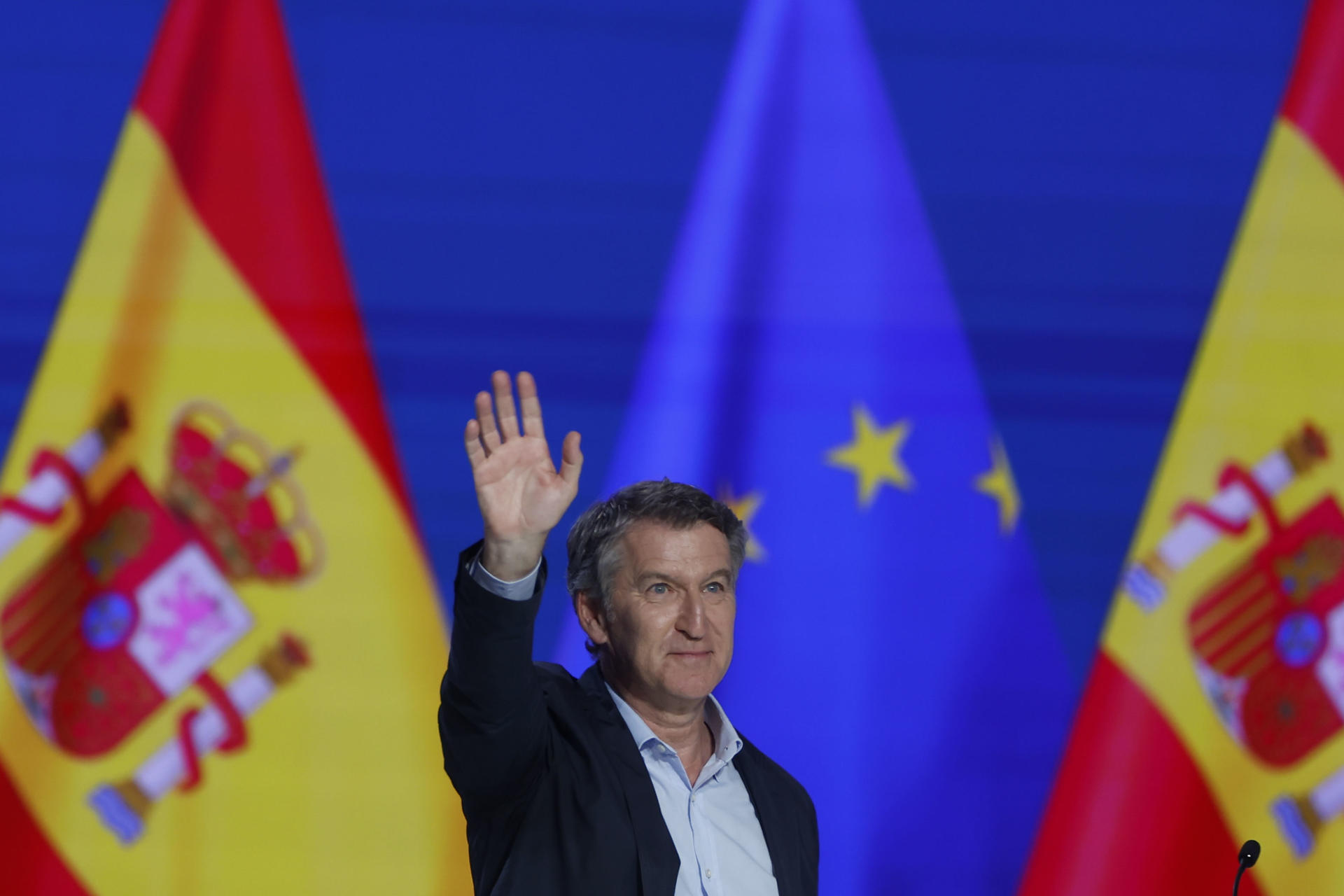 El líder del PP, Alberto Núñez Feijóo, interviene en la sesión de clausura del XXI Congreso Nacional de la formación este domingo en Madrid. Alberto Núñez Feijóo ha resultado reelegido presidente del partido por un 99,24 % de los votos y ha salido reforzado de cara a ganar al presidente del Gobierno, Pedro Sánchez, en unas elecciones. EFE/ Javier Lizón