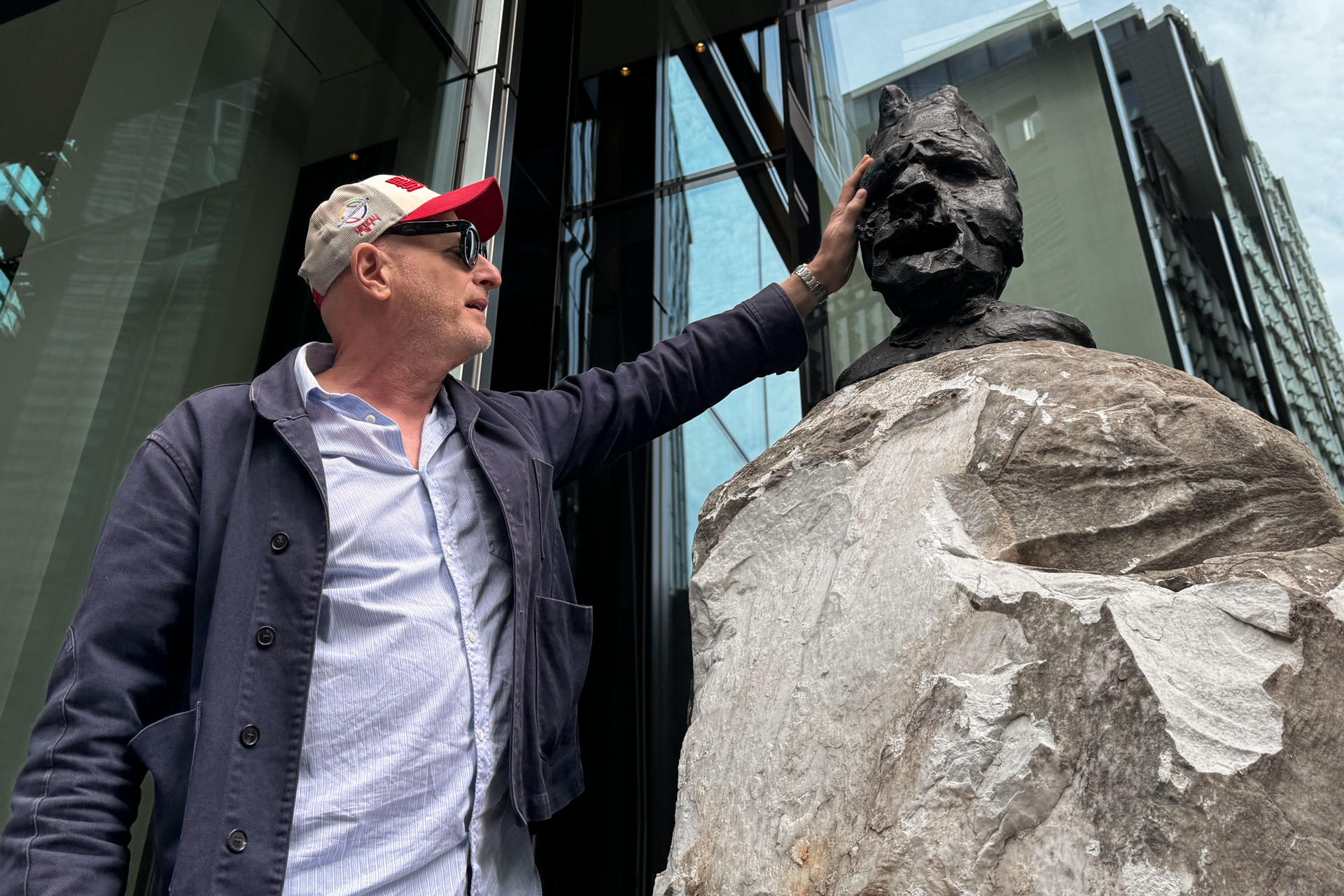 El artista Daniel Silver con su obra 'Sin título'. El vibrante distrito financiero de Londres, más conocido como la 'City', renovó este martes su particular museo al aire libre con esculturas a cargo del célebre artista chino Ai Weiwei y otros autores emergentes que exploran temas como naturaleza y los orígenes romanos de la capital británica. EFE/ Raúl Bobé