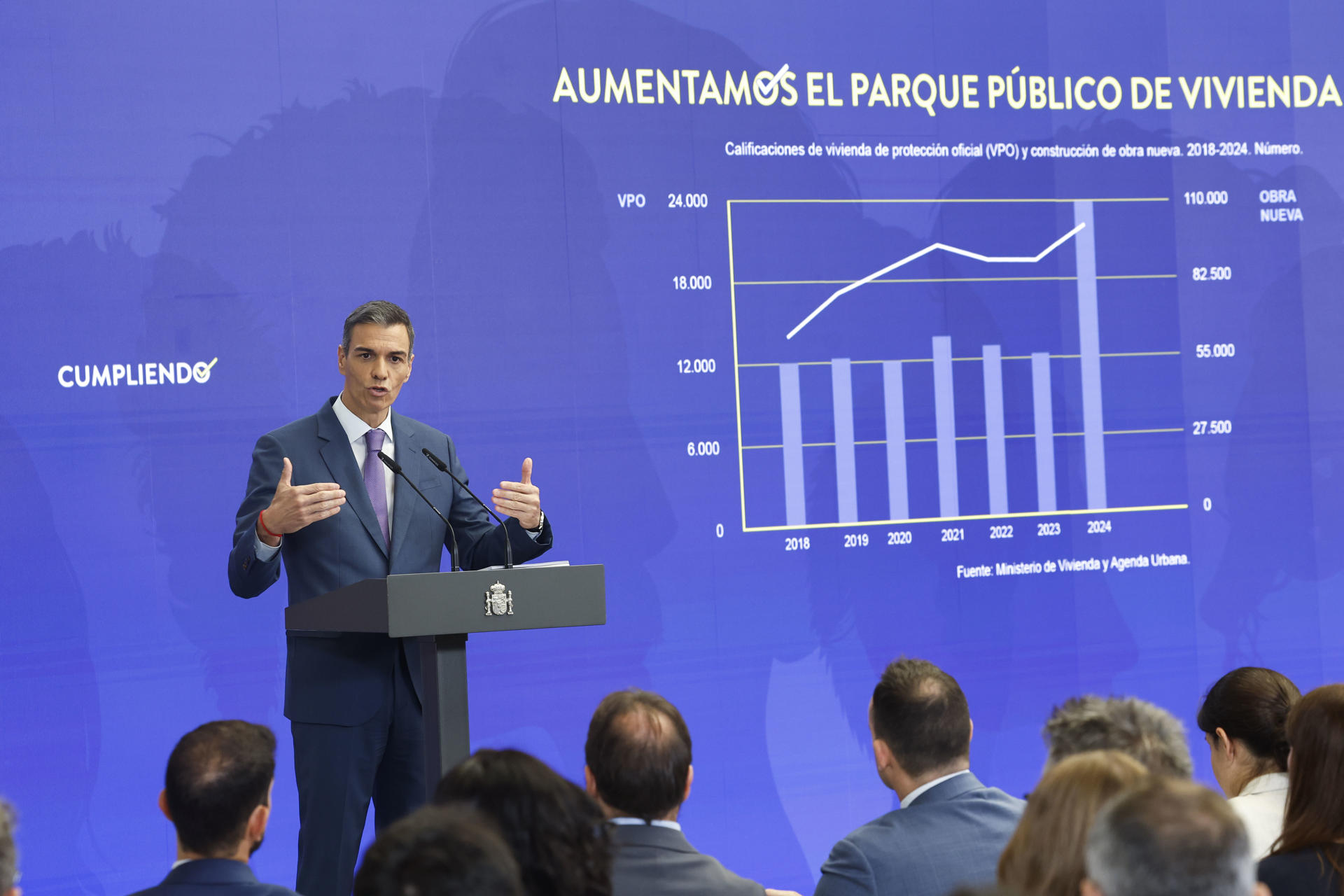 El presidente del Gobierno, Pedro Sánchez durante una rueda de prensa este lunes en el Palacio de la Moncloa en la que ha hecho balance de los últimos seis meses de mandato antes de las vacaciones, determinado a acabar la legislatura tras la crisis abierta por la imputación de Santos Cerdán. EFE/ Chema Moya
