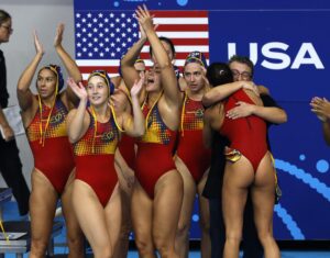 La selección española celebra la medalla de bronce de waterpolo femenino entre Estados Unidos y España en los Campeonatos Mundiales de Natación Singapur 2025. EFE/EPA/RUNGROJ YONGRIT
