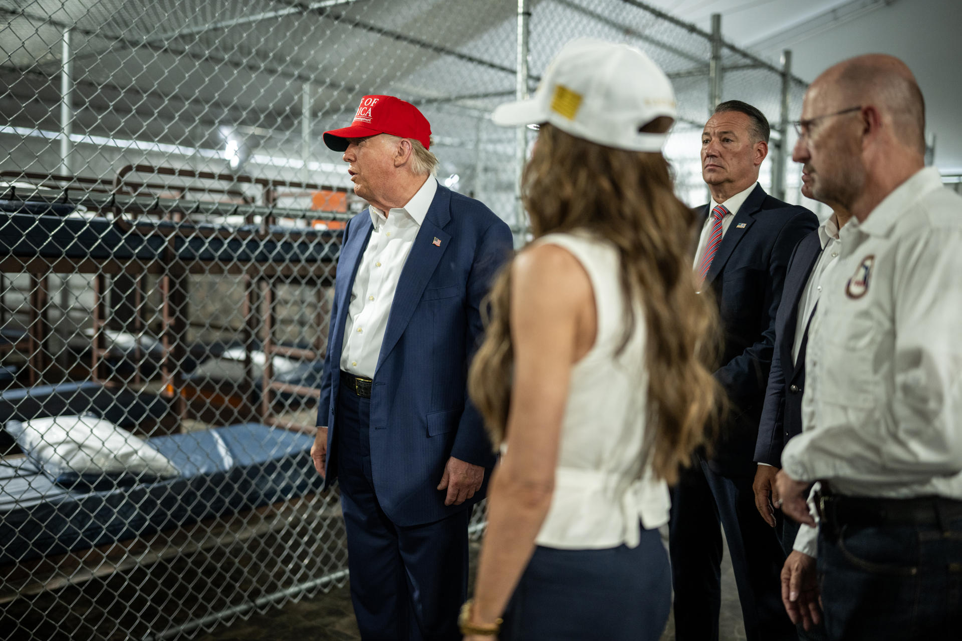 Fotografía tomada de una publicación en la red social X de @WhiteHouse donde se observa el presidente de los Estados Unidos, Donal Trump (i), visitando el centro de detención para migrantes 'Alligator Alcatraz' (Alcatraz caimán) este martes, en Miami (Estados Unidos). EFE/ @whitehouse
