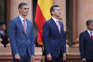 El presidente del Gobierno de España, Pedro Sánchez (i), posa junto al presidente de Paraguay, Santiago Peña, durante una reunión este miércoles en Asunción (Paraguay). EFE/Juan Pablo Pino