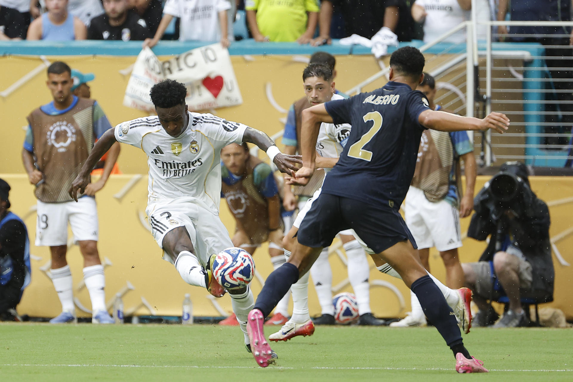 Vinicius Jr. (i) ensaya un remate a distancia este martes durante el partido que selló este martes la clasificación de Real Madrid a los cuartos de final del Mundial de Clubes a expensas de Juventus en el Hard Rock de Miami. EFE/ Juan Ignacio Roncoroni