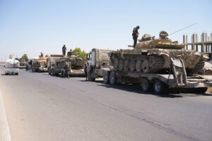 Un convoy del Ejército sirio este martes en la ciudad de Al Sueida, sur del país, rumbo a Damasco, después de que hoy entrara en vigor un alto el fuego para poner fin a dos días de choques con decenas de muertos. EFE/Yahya Nemah