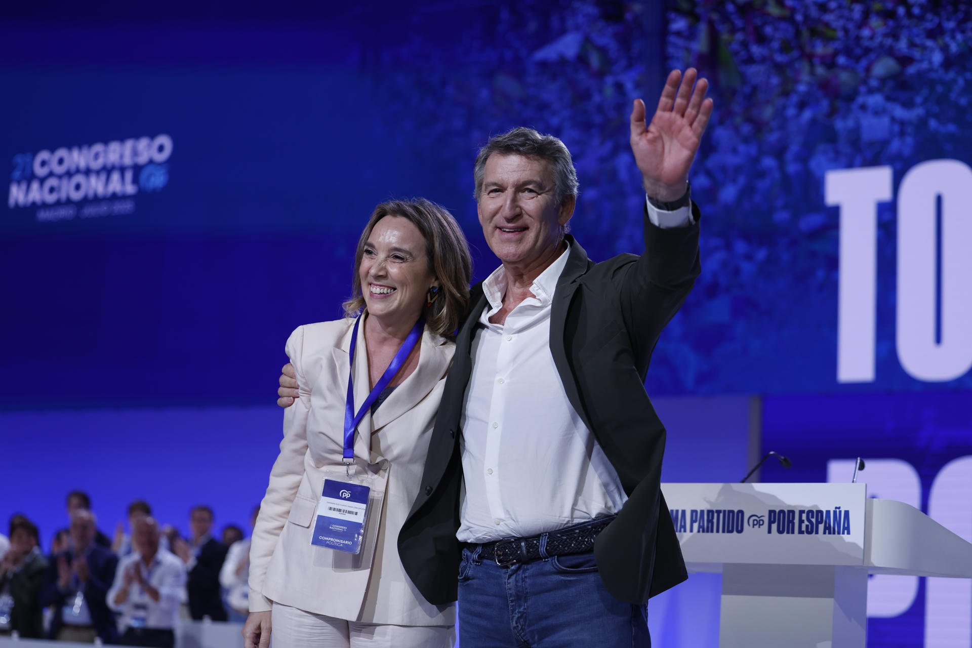 El líder del PP, Alberto Núñez Feijóo, saluda junto a la nueva vicesecretaría de Regeneración Institucional, Cuca Gamarra, durante el XXI Congreso Nacional del PP, este viernes en el recinto ferial Ifema de Madrid. EFE/Javier Lizón