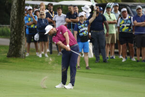 El español Jon Rahm lanza su bola al green del hoyo 18, en el primer recorrido del LIV Andalucía de golf, que quedó aplazado ayer debido al fuerte viento a falta de pocos hoyos para el final y se ha completado en la mañana de este sábado. EFE/A.Carrasco Ragel
