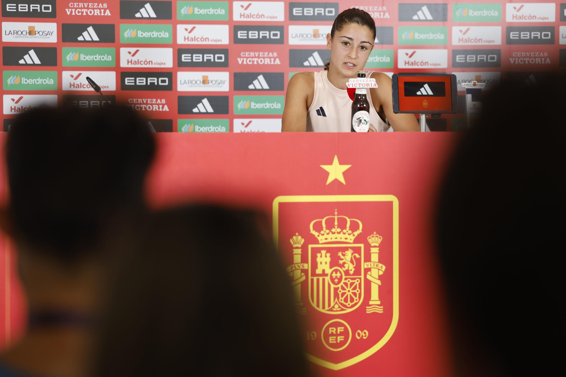 La jugadora de la selección española de fútbol Jana Fernández, durante la rueda de prensa tras el entrenamiento este lunes en Lausana, para preparar el partido de cuartos de final de la Eurocopa que disputan contra la selección de Suiza el próximo viernes. EFE/ Ana Escobar