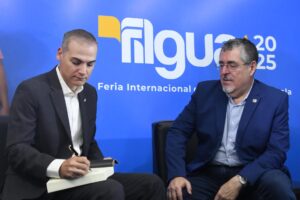 El presidente de Guatemala, Bernardo Arévalo (d) y el exdiplomático dominicano Josué Fiallo asisten al lanzamiento de un libro en el marco de la Feria del Libro de Guatemala este sábado, en la Ciudad de Guatemala (Guatemala). EFE/ Alex Cruz