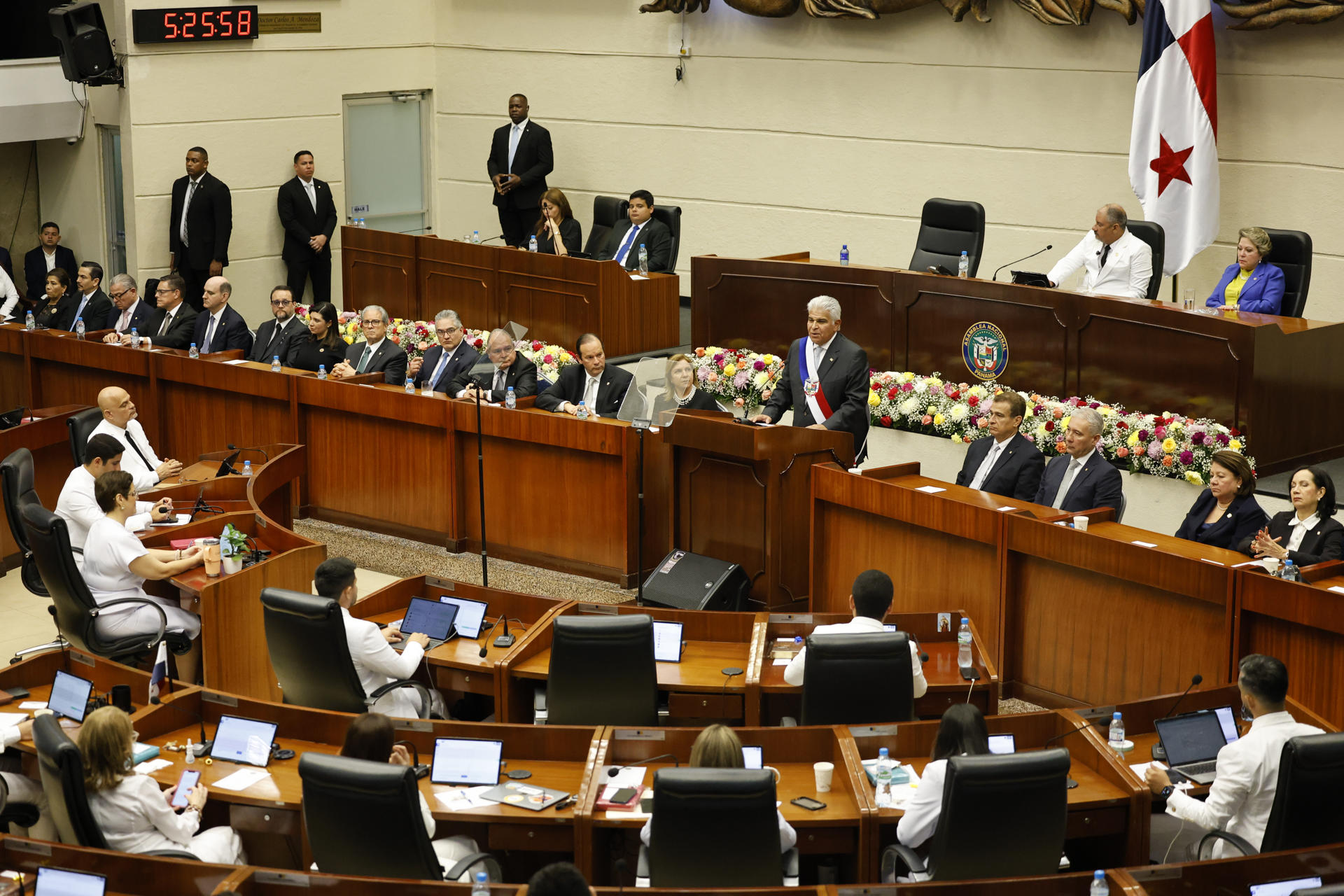 El presidente de Panamá, José Raúl Mulino (c), habla durante una sesión de la Asamblea Nacional este martes, en Ciudad de Panamá (Panamá). EFE/ Bienvenido Velasco

