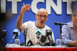 Fotografía de archivo del presidente de la central sindical uruguaya PIT-CNT, Marcelo Abdala, durante una conferencia de prensa, en Montevideo (Uruguay). EFE/Raúl Martínez