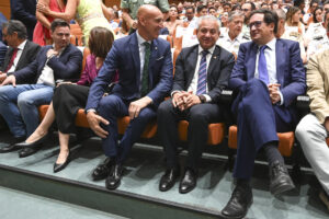 El ministro español para la Transformación Digital y de la Función Pública, Óscar López (d), durante la clausura este jueves, junto al delegado del Gobierno Nicanor Sen (2d) y el alcalde José Antonio Diez (3d). El Instituto Nacional de Ciberseguridad (Incibe) de España, la Organización de los Estados Americanos (OEA) y la Universidad de León han clausurado en la ciudad de León el X Cybersecurity Summer BootCamp, donde se ha formado a 500 profesionales de 27 países para afrontar la colaboración en los nuevos retos de la ciberseguridad. EFE/ J. Casares