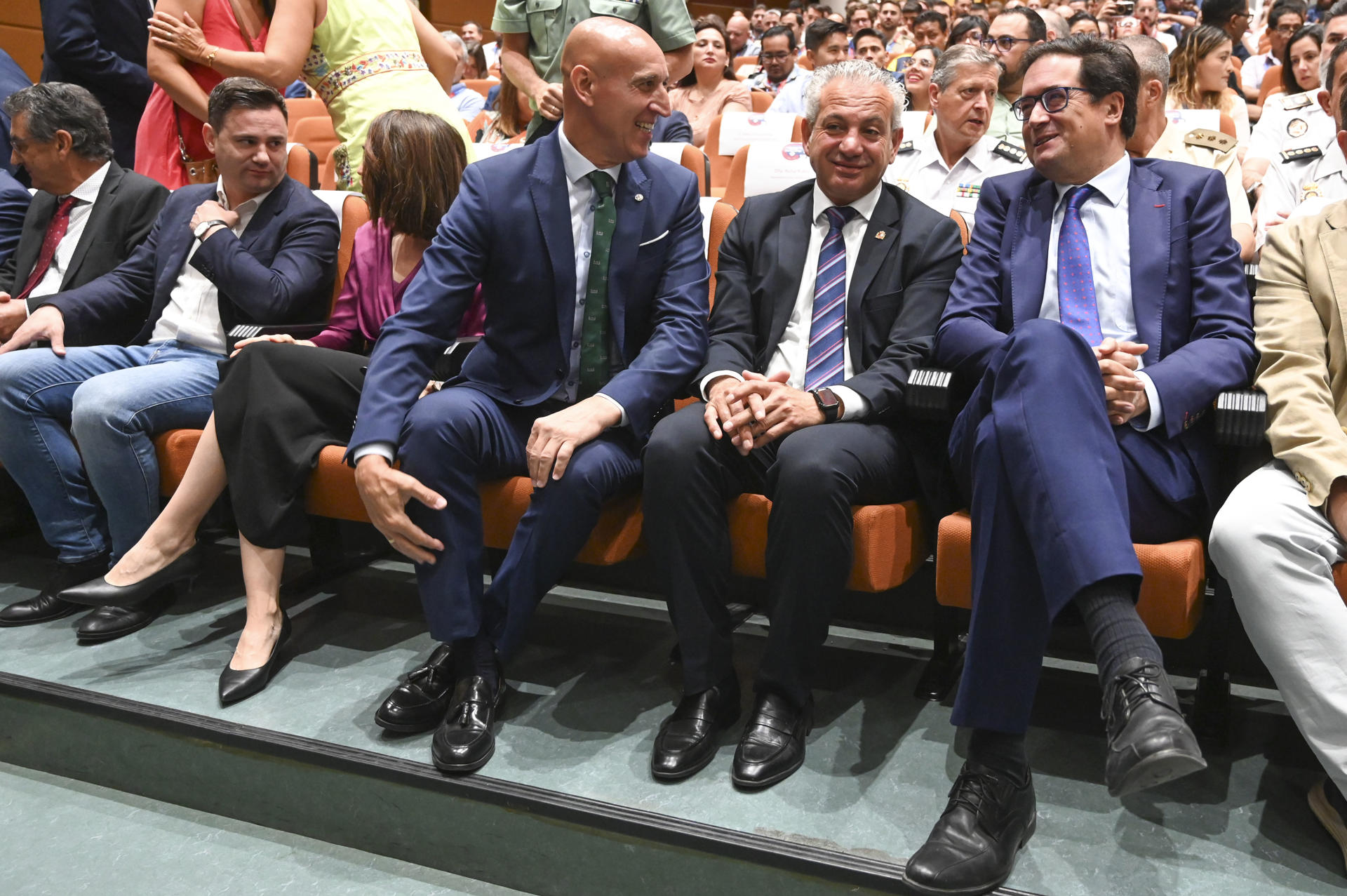 El ministro español para la Transformación Digital y de la Función Pública, Óscar López (d), durante la clausura este jueves, junto al delegado del Gobierno Nicanor Sen (2d) y el alcalde José Antonio Diez (3d). El Instituto Nacional de Ciberseguridad (Incibe) de España, la Organización de los Estados Americanos (OEA) y la Universidad de León han clausurado en la ciudad de León el X Cybersecurity Summer BootCamp, donde se ha formado a 500 profesionales de 27 países para afrontar la colaboración en los nuevos retos de la ciberseguridad. EFE/ J. Casares