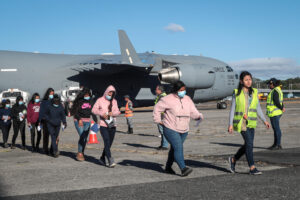 Fotografía tomada el pasado 24 de enero de un grupo de migrantes guatemaltecos deportados desde Estados Unidos, a su llegada a la Base Aérea de Ciudad de Guatemala. EFE/STR