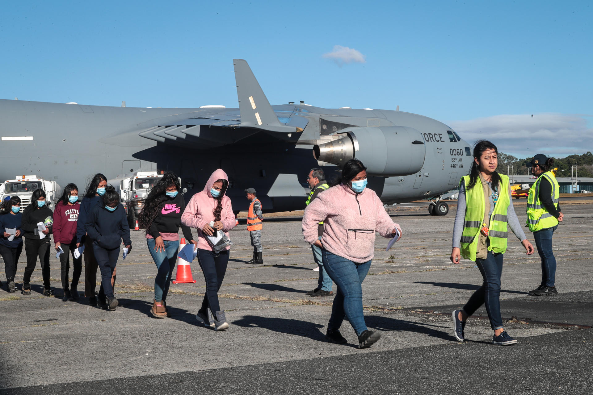 Fotografía tomada el pasado 24 de enero de un grupo de migrantes guatemaltecos deportados desde Estados Unidos, a su llegada a la Base Aérea de Ciudad de Guatemala. EFE/STR