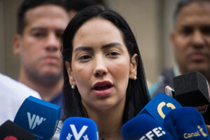 La candidata opositora para la alcaldía del municipio Hatillo por el partido Cambiemos, Carlyana Arriechi, habla en una rueda de prensa durante las elecciones municipales y concejales este domingo, en Caracas (Venezuela). EFE/ Boris Vergara