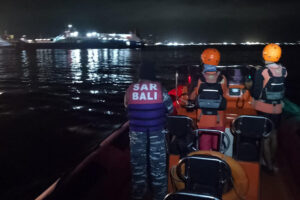 Fotografía cedida por la Agencia Nacional para Búsqueda y Rescate (Basarnas), de integrantes de los equipos de emergencia durante la búsqueda de al menos 38 personas desaparecidas tras el naufragio de un ferry este jueves, en el Estrecho de Bali (Indonesia). EFE/ Agencia Nacional para Búsqueda y Rescate