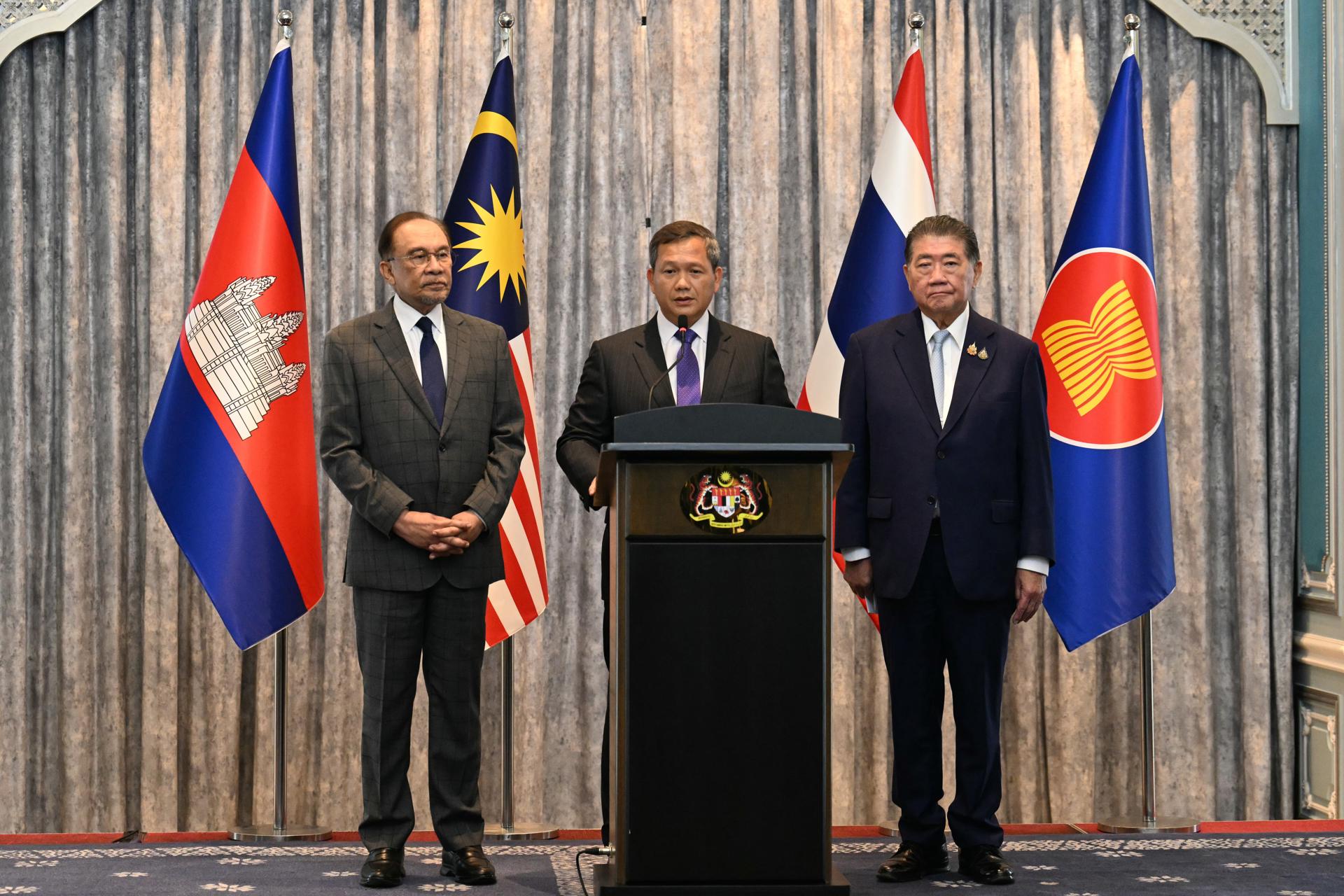 PUTRAJAYA (Malaysia), 28/07/2025.- Cambodia's Prime Minister Hun Manet (C) speaks during a press conference next to Thailand's acting Prime Minister Phumtham Wechayachai (R) and Malaysia's Prime Minister Anwar Ibrahim (L) after talks on a possible ceasefire between Thailand and Cambodia in Putrajaya, Malaysia, 28 July 2025. Thailand and Cambodia's leaders are due to meet for peace talks on 28 July, as a festering territorial dispute along their shared frontier dragged into a fifth day of open combat. (Camboya, Malasia, Tailandia) EFE/EPA/MOHD RASFAN / POOL

