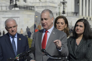 Fotografía de archivo del congresista republicano por Florida, Mario Días Balart (c), junto a sus colegas Carlos Gimenez (i) y María Elvira Salazar (c). EFE/Lenin Nolly