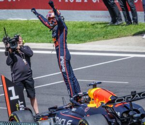 FRANCORCHAMPS (Bélgica), 26/07/2025.- El neerlandés Max Verstappen (Red Bull), cuádruple campeón del mundo de Fórmula Uno, festeja su victoria en la prueba sprint del Gran Premio de Bélgica, este sábado en el circuito de Spa-Francorchamps. EFE/EPA/OLIVIER MATTHYS