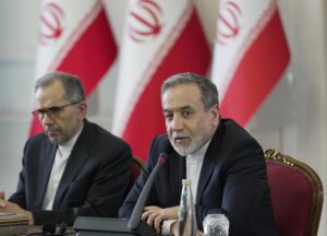 - Una foto facilitada por la oficina del Ministerio de Asuntos Exteriores de Irán muestra al ministro de Asuntos Exteriores de Irán, Abbas Araghchi (R), hablando durante una reunión con embajadores y diplomáticos en Teherán, Irán, el 12 de julio de 2025. Según el Ministerio de Asuntos Exteriores de Irán, Araghchi dijo que "no habría acuerdo en las negociaciones sin reconocer nuestro enriquecimiento nuclear", añadiendo, "nuestras capacidades militares y de defensa están fuera de los límites y no son negociables". (Teherán) EFE/EPA/HAMID FOROOTAN / MINISTERIO DE ASUNTOS EXTERIORES DE IRÁN / HANDOUT HANDOUT EDITORIAL USE ONLY/NO SALES