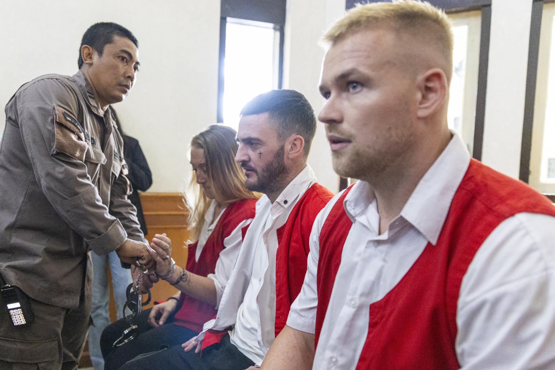 DENPASAR (Indonesia), 24/07/2025.- British nationals (L-R) Lisa Stocker, Jonathan Collyer and Phineas Float sit in the courtroom for their verdict trial at the Denpasar district court, in Denpasar, Bali, Indonesia, 24 July 2025. Three British nationals Jonathan Collyer, Phineas Float and Lisa Stocker are on trial in Bali over alleged drug smuggling. EFE/EPA/MADE NAGI
