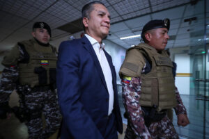 El exjuez de la Corte Nacional y expresidente del Consejo de la Judicatura Wilman Terán (c) asiste a la Corte Nacional de Justicia este lunes, en Quito (Ecuador). EFE/ José Jácome