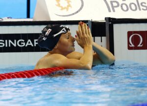 La canadiense Summer McIntosh Tras ganar la final de los 200 mariposa de los Mundiales de Singapur este jueves. EFE/EPA/RUNGROJ YONGRIT