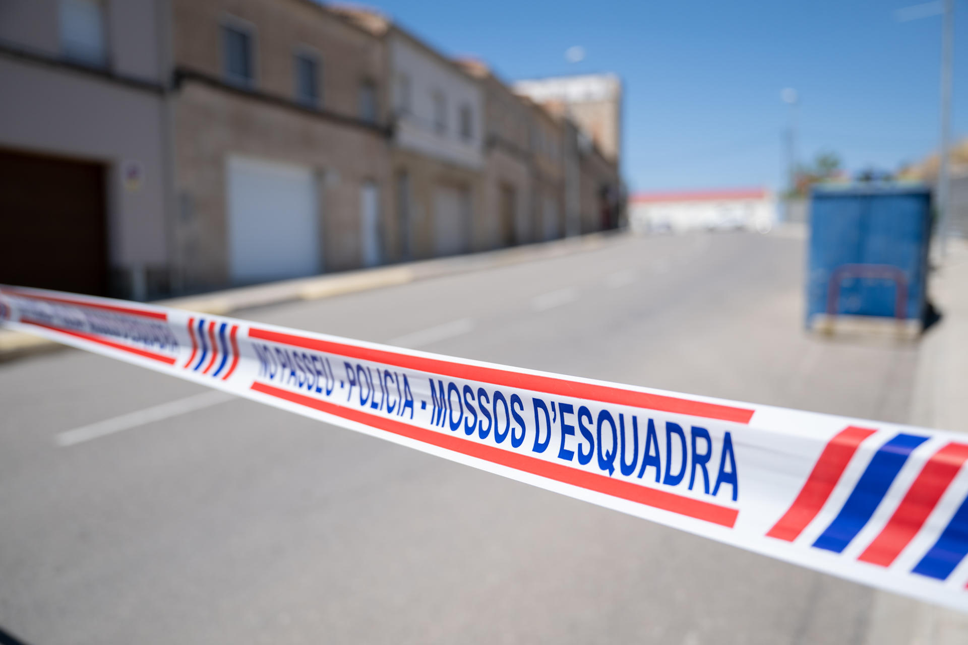 Dos mujeres han fallecido en el incendio declarado este sábado en un club nocturno de Bellpuig (Lleida), según han confirmado a EFE los Mossos d'Esquadra. Los Mossos han abierto una investigación en la que no descartan ninguna hipótesis de este suceso en el que, además, otras seis personas han resultado heridas. EFE/ Alex Lopez
