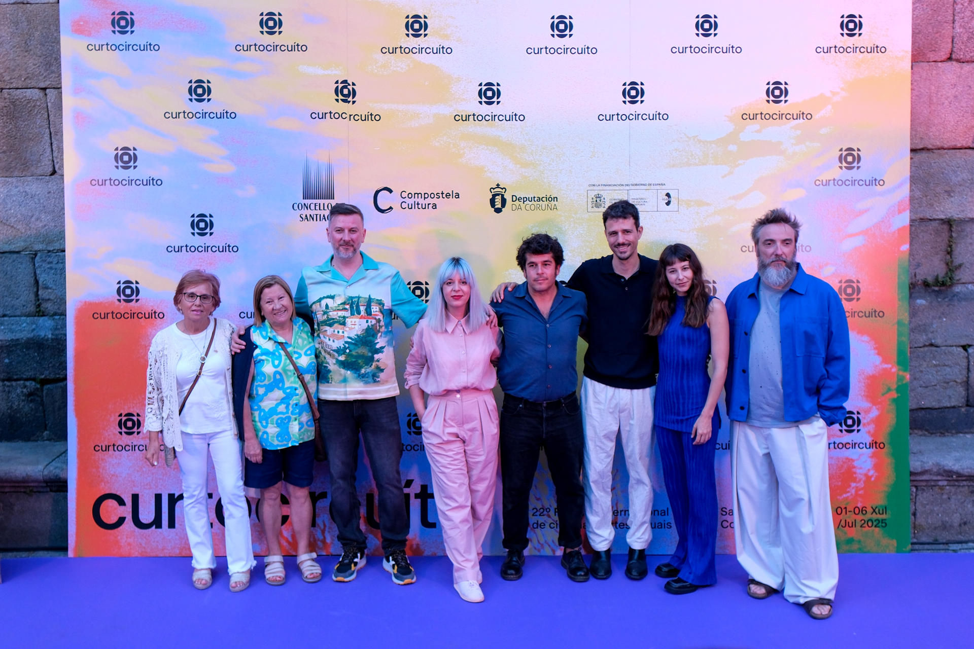 El realizador Lois Patiño (3d), acompañado por el director del festival Pela del Alamo (4d) y la actriz Irene Escolar (2d), entre otros, a su llegada hoy martes a la inauguración del festival de cine ´Curtocircuíto´ que se celebra en Santiago de Compostela. EFE/Xurxo Martínez.