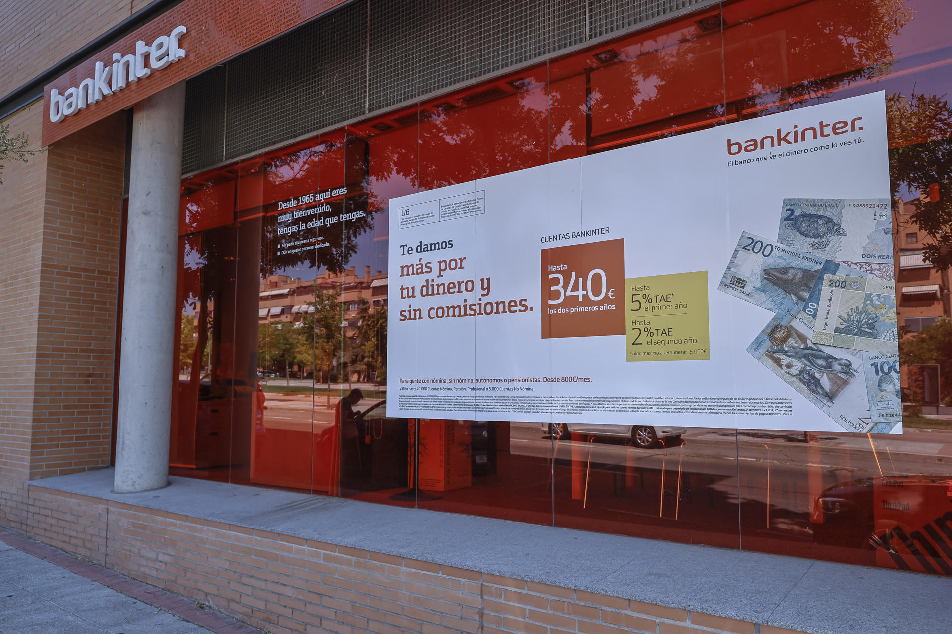 Imagen de archivo de la fachada de una sucursal de Bankinter en el centro de Madrid. EFE/Emilio Naranjo