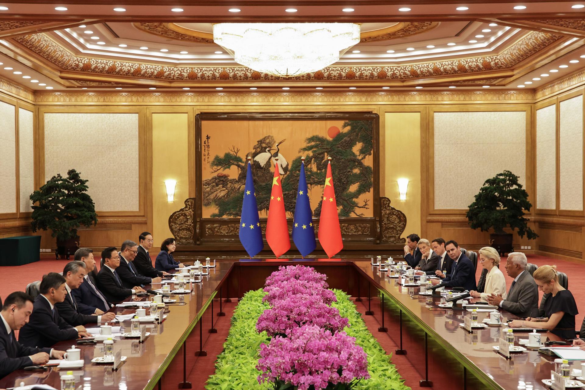 El presidente chino, Xi Jinping (4-I) escucha al presidente del Consejo Europeo, Antonio Costa (2-D), en presencia de la presidenta de la Comisión Europea, Ursula von der Leyen (3-D), y la alta representante para Asuntos Exteriores y Política de Seguridad de la UE, Kaja Kallas (1-D), durante la apertura de la 25ª Cumbre Unión Europea-China en el Gran Salón del Pueblo de Pekín, China, el 24 de julio de 2025. EFE/EPA/ANDRES MARTINEZ CASARES / EPA / POOL
