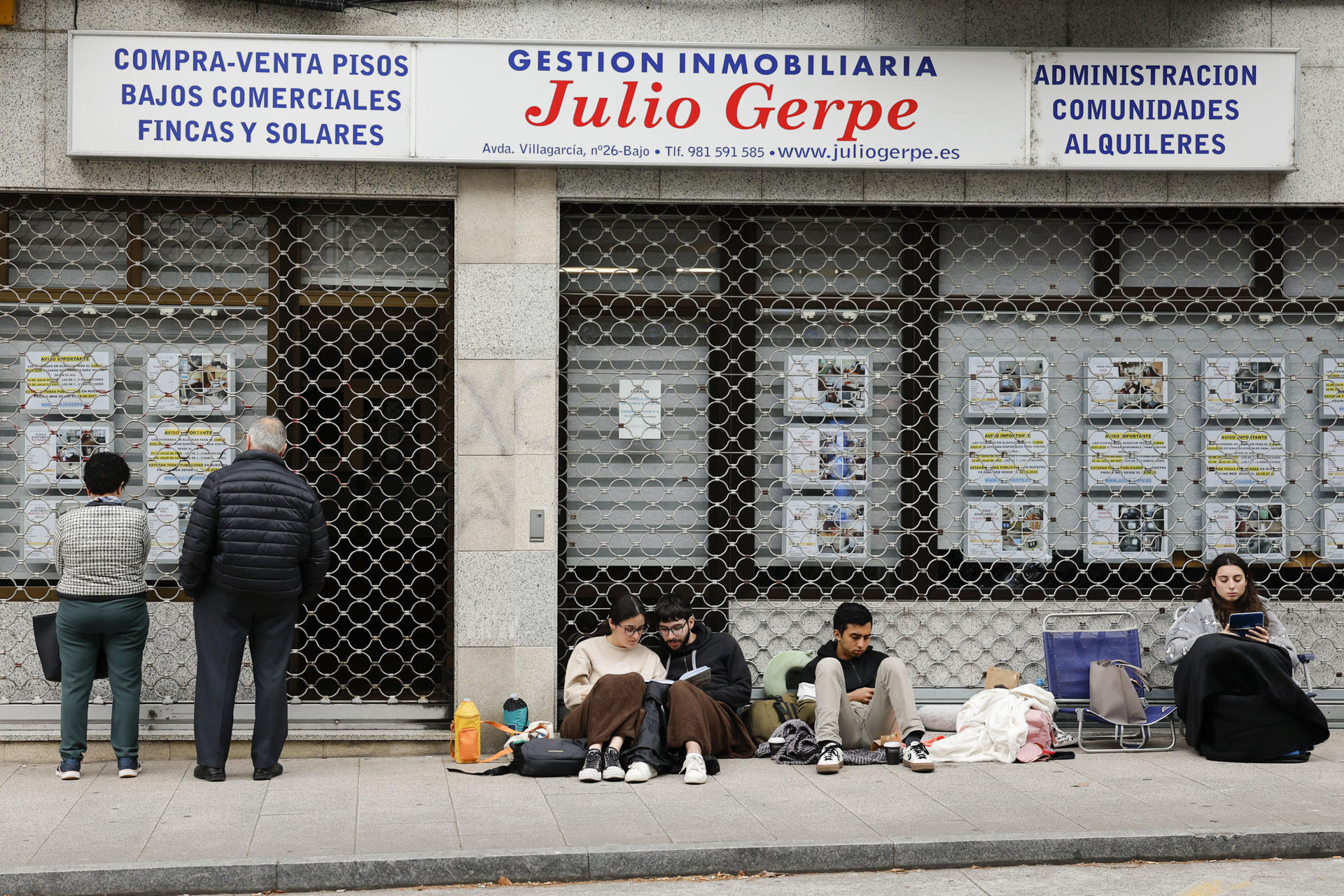 Estudiantes y padres acampan, algunos des de las tres de la madrugada, para conseguir un piso de alquiler en una inmobiliaria de Santiago, ante la falta de oferta de vivienda en Santiago de Compostela EFE/Lavandeira jr
