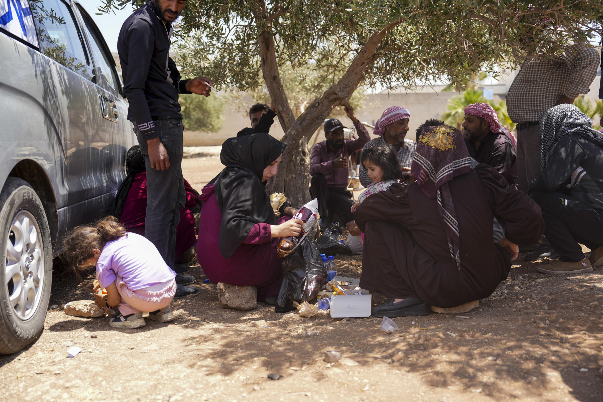 Un grupo de beduinos desplazados de la ciudad de Shahba, en la provincia siria de Al Sueida, en un albergue improvisado en Deraa tras los enfrentamientos entre facciones drusas, clanes beduinos y fuerzas gubernamentales. EFE/ Yahya Nemah