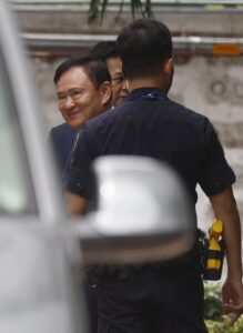 El ex primer ministro de Tailandia Thaksin Shinawatra en su llegada este martes a un tribunal penal de Bangkok.
EFE/EPA/NARONG SANGNAK