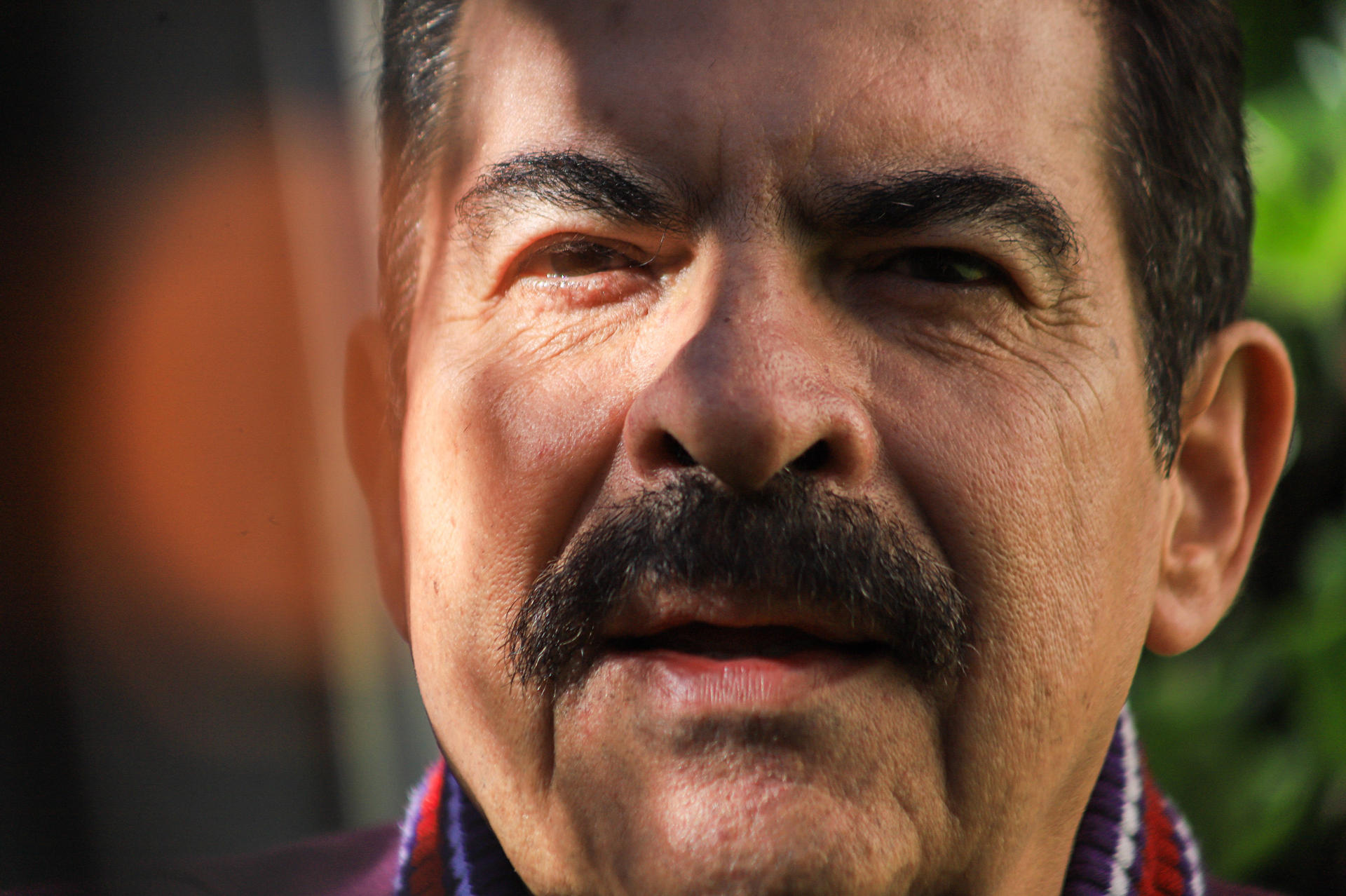El candidato opositor a la Presidencia de Bolivia Manfred Reyes Villa habla en una entrevista con EFE, en La Paz (Bolivia). VEFE/ Gabriel Márquez