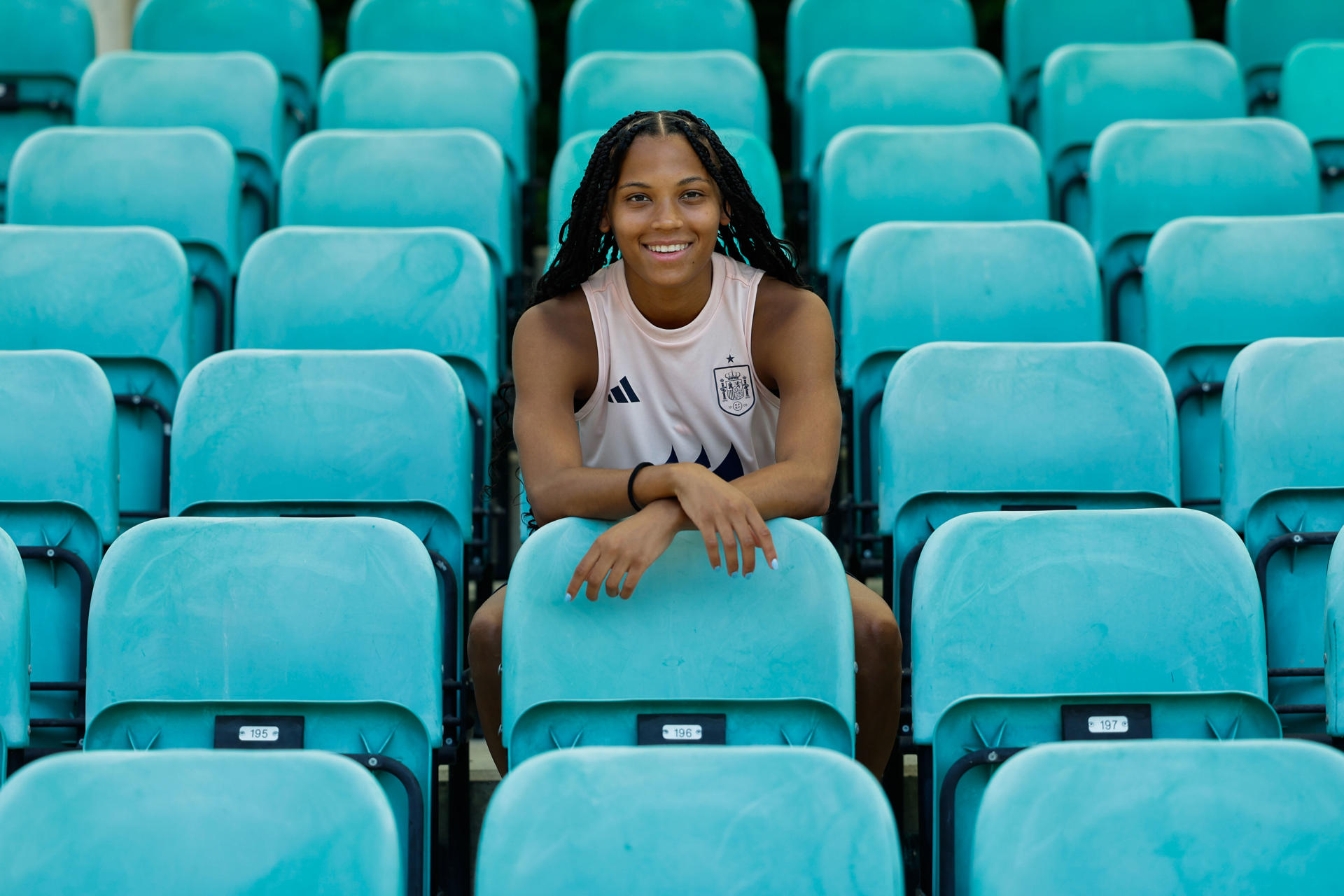 - La jugadora de la selección española de fútbol Vicky López, ofrece una entrevista a EFE este martes en Lausana (Suiza), en la que habló de su gran motivación en esta Eurocopa y las ganas que tiene de disputarla después de perder dos finales de este torneo con la selección sub-17. Dicen que a la tercera va a la vencida, ojalá que se dé, apuntó. EFE/ Ana Escobar