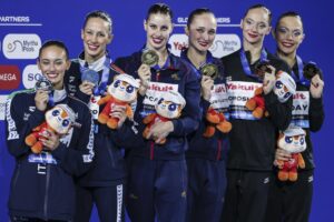 El dúo español, formado Lilou Lluis Valette e Iris Tió, oro en el dúo libre de natación artística de los Mundiales de Singapur, junto a la plata, las italianas Enrica Piccoli y Lucrezia Ruggiero, y el bronce, las rusas Mayya Doroshko y Tatiana Gayday. EFE/EPA/FAZRY ISMAIL