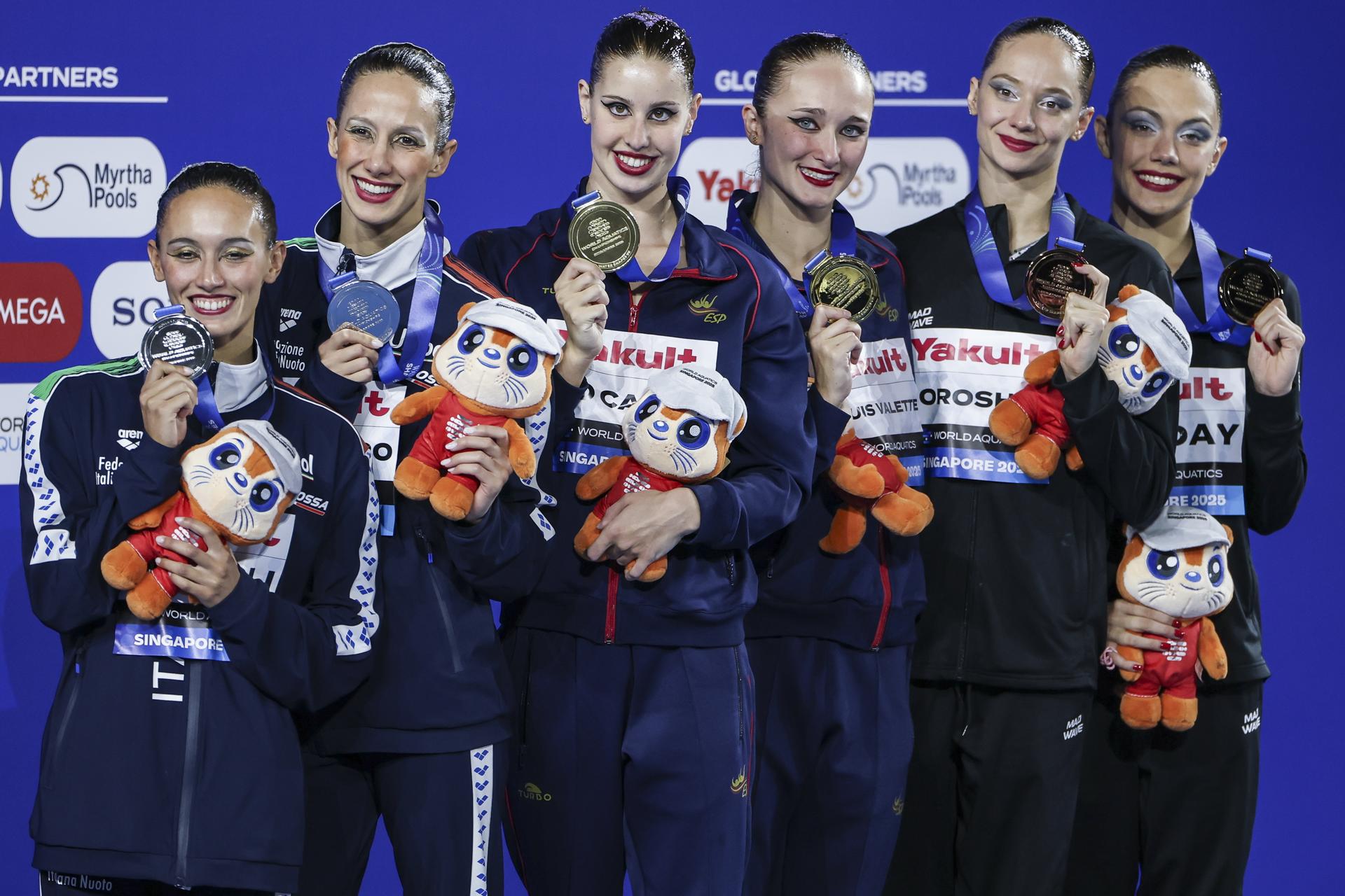 El dúo español, formado Lilou Lluis Valette e Iris Tió, oro en el dúo libre de natación artística de los Mundiales de Singapur, junto a la plata, las italianas Enrica Piccoli y Lucrezia Ruggiero, y el bronce, las rusas Mayya Doroshko y Tatiana Gayday. EFE/EPA/FAZRY ISMAIL